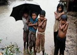 Nios bajo la lluvia en Per