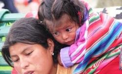 Madre peruana portando su hija